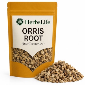 Könnte beinhalten: Ein goldgelber Beutel mit HerbsLife Orris Root (Iris Germanica) mit einem weißen Etikett. Das Etikett zeigt den Markennamen und den Produktnamen in fetten schwarzen Buchstaben. Ein Haufen der getrockneten Wurzel liegt neben dem Beutel.