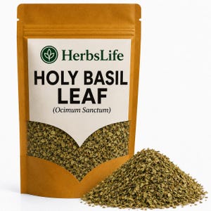 Op de afbeelding: Een bruine stazak met gedroogd heilige basilicumblad, gelabeld HerbsLife Holy Basil Leaf (Ocimum Sanctum). Een hoopje groene, fijngehakte gedroogde kruiden ligt voor de zak, die is voorzien van een doorzichtig venster voor de inhoud.