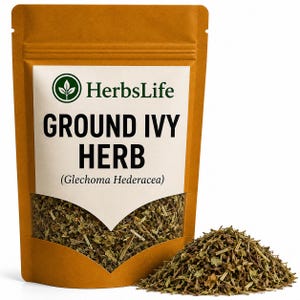 Könnte beinhalten: Ein brauner Standbeutel mit getrocknetem Gundermann-Kraut, beschriftet mit HerbsLife Ground Ivy Herb (Glechoma Hederacea). Die Verpackung hat unten ein Sichtfenster, das die grünen und braunen getrockneten Pflanzenteile im Inneren zeigt.
