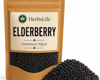 Puede incluir: Una bolsa de papel marrón de saúco con una etiqueta blanca que dice "HerbsLife ELDERBERRY (Sambucus Nigra)". Un montón de saúco oscuro y seco se encuentra junto a la bolsa. Las bayas de saúco son pequeñas y redondas.