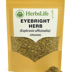 Puede incluir: Una bolsa de color beige con hierba de eufrasia orgánica, con el texto "HerbsLife" y "EYEBRIGHT HERB (Euphrasia officinalis)". Un pequeño montón de hierba seca está frente a la bolsa.