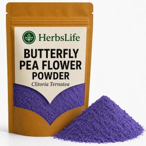 Op de afbeelding: Een bruine zak van HerbsLife Butterfly Pea Flower Powder, met de tekst "BUTTERFLY PEA FLOWER POWDER Clitoria Ternatea". Een hoop levendig paars poeder ligt naast de zak.