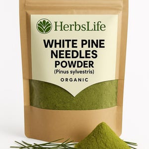 Puede incluir: Una bolsa de papel marrón con polvo de agujas de pino blanco con el texto "HerbsLife" y "White Pine Needles Powder (Pinus sylvestris) ORGANIC". Un pequeño montón de polvo verde y agujas de pino están delante.