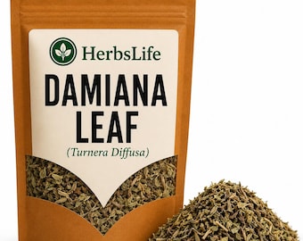 Può includere: Una busta marrone in piedi contenente foglie di Damiana essiccate, etichettata HerbsLife Damiana Leaf (Turnera Diffusa) con una finestra trasparente che mostra il contenuto verde, accompagnata da un piccolo mucchio di foglie essiccate sfuse.