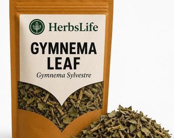 Könnte beinhalten: Ein brauner Standbeutel mit der Aufschrift HerbsLife Gymnema Leaf Gymnema Sylvestre, der getrocknete grüne Kräuterblätter und Stängel enthält, mit einem Sichtfenster und einem Haufen derselben getrockneten Kräuter vor dem Beutel.