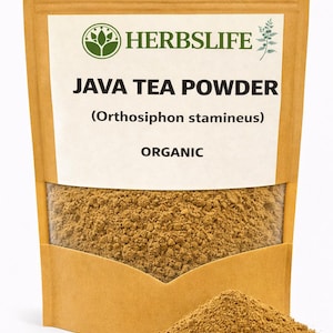 Puede incluir: Una bolsa de papel marrón de Java Tea Powder (Orthosiphon stamineus) con una ventana transparente que muestra el polvo en su interior. El texto "HERBSLIFE" y "ORGANIC" están impresos en la bolsa. Un pequeño montón de polvo está delante de la bolsa.