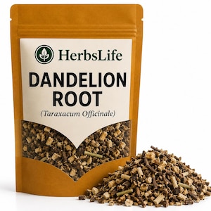 Op de afbeelding: Een bruine stazak met gedroogde stukjes paardenbloemwortel. Het etiket bevat de tekst HerbsLife, DANDELION ROOT en (Taraxacum Officinale) in zwart en groen. Een hoopje bruine en lichtbruine wortelstukjes ligt voor de zak.