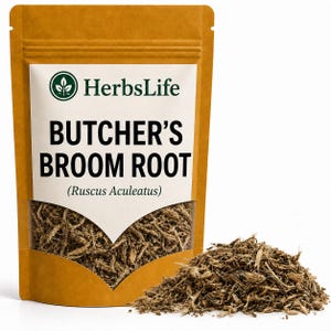 Puede incluir: Una bolsa marrón con una ventana transparente que contiene raíz de rusco seca y triturada. La etiqueta blanca presenta el logotipo de HerbsLife, el texto BUTCHER'S BROOM ROOT y el nombre botánico Ruscus Aculeatus en letras negras.