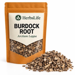 Könnte beinhalten: Ein brauner Standbeutel mit Sichtfenster, der getrocknete, gehackte Klettenwurzel enthält. Das Etikett trägt den Text HerbsLife, BURDOCK ROOT und Arctium Lappa. Ein Haufen derselben getrockneten, braunen, holzigen Wurzelstücke liegt vor dem Beutel.