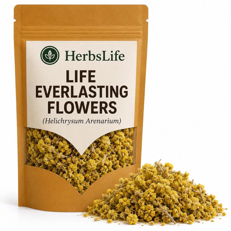 Peut inclure: Un sachet brun debout contenant des fleurs s&eacute;ch&eacute;es jaunes Helichrysum Arenarium. L'&eacute;tiquette porte le texte HerbsLife, LIFE EVERLASTING FLOWERS et (Helichrysum Arenarium). Un tas de ces m&ecirc;mes petites fleurs s&eacute;ch&eacute;es jaunes est pos&eacute; devant.
