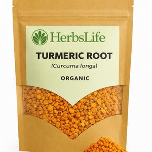 Puede incluir: Una bolsa de papel marrón con una ventana transparente que muestra gránulos de raíz de cúrcuma de color naranja brillante. La bolsa tiene una etiqueta verde con el texto "HerbsLife" y "TURMERIC ROOT (Curcuma longa) ORGANIC". Un pequeño montón de cúrcuma.