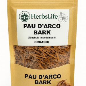 Op de afbeelding: Een verpakking Pau D'Arco Bark, een natuurlijk kruidenproduct. De verpakking is lichtbruin en toont het HerbsLife-logo, samen met de tekst "PAU D'ARCO BARK" en "ORGANIC". De verpakking bevat gedroogde stukjes schors.