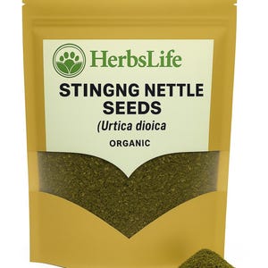 Könnte beinhalten: Ein goldgelber Beutel mit Bio-Brennnesselsamen, beschriftet mit "HerbsLife". Die Verpackung zeigt ein grünes Logo und Text mit dem wissenschaftlichen Namen (Urtica dioica). Ein kleiner Haufen der grünen Samen ist sichtbar.