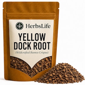 Pode incluir: Uma bolsa vertical castanha contendo raiz de azeda seca, rotulada HerbsLife Yellow Dock Root (Wildcrafted Rumex Crispus). Um monte de pequenos pedaços de raiz castanho-escuros e texturizados encontra-se à frente da bolsa com janela.