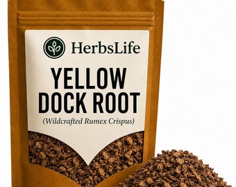 Puede incluir: Una bolsa vertical marrón que contiene raíz de lengua de vaca seca, etiquetada HerbsLife Yellow Dock Root (Wildcrafted Rumex Crispus). Un montón de trozos de raíz pequeños, de color marrón oscuro y texturizados, frente a la bolsa con ventana.