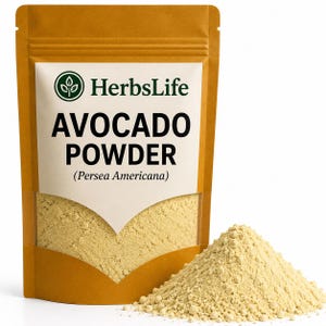 Może przedstawiać: Brązowa torebka stojąca zawierająca sproszkowane awokado z białą etykietą z logo HerbsLife, napisem AVOCADO POWDER oraz nazwą botaniczną Persea Americana. Przed torebką znajduje się kopczyk jasnożółtego proszku o drobnej teksturze.
