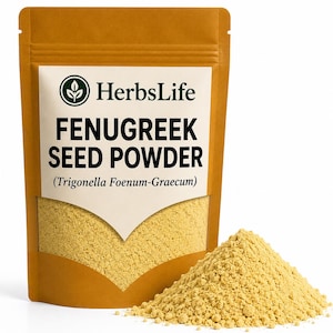 Pode incluir: Uma bolsa castanha vertical de pó de sementes de feno-grego HerbsLife com uma janela transparente que mostra o pó amarelo. O rótulo apresenta o texto HerbsLife, FENUGREEK SEED POWDER e (Trigonella Foenum-Graecum). Um monte de pó está à frente.