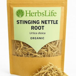 Könnte beinhalten: Ein brauner Papiersack mit einem transparenten Fenster, das getrocknete Brennnesselwurzeln zeigt. Der Beutel hat ein grünes Etikett mit dem Text "HerbsLife STINGING NETTLE ROOT Urtica dioica ORGANIC". Ein kleiner Haufen der getrockneten Wurzel liegt davor.