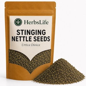 Może przedstawiać: Brązowa torebka stojąca zawierająca ciemnozielone nasiona pokrzywy. Etykieta zawiera tekst HerbsLife, STINGING NETTLE SEEDS oraz Urtica Dioica. Mały stosik tych samych ciemnozielonych nasion znajduje się przed torebką.