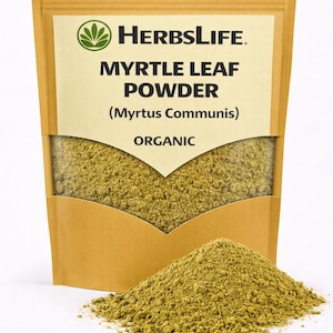 Op de afbeelding: Een bruine zak van HerbsLife Myrtle Leaf Powder (Myrtus Communis) met een hoop groen poeder ervoor. De zak heeft een wit etiket met de productnaam en het woord "ORGANIC".