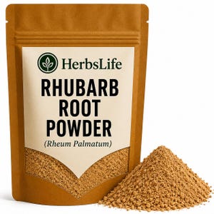 Op de afbeelding: Een bruine stazak met HerbsLife rabarberwortelpoeder (Rheum Palmatum). Het etiket bevat een groen cirkelvormig logo met een plantpictogram. Een hoopje lichtbruin, korrelig poeder bevindt zich aan de rechterkant van de zak.