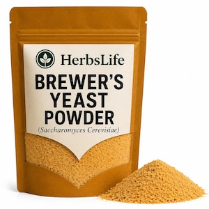 以下が含まれることがあります： HerbsLife、BREWER'S YEAST POWDER、Saccharomyces Cerevisiaeという文字が書かれた白いラベルが付いた、茶色のスタンドパウチ入りビール酵母パウダー。パウチの前には、きめ細かい黄金色のパウダーが小さく山積みになっています。
