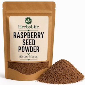 Puede incluir: Una bolsa de papel marrón de polvo de semillas de frambuesa con el texto "Raspberry Seed Powder" y la marca "HerbsLife". Un montón de polvo marrón está al lado de la bolsa. El producto está etiquetado como "(Rubus Idaeus)".