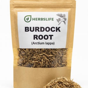 Puede incluir: Una bolsa de papel marrón llena de raíz de bardana seca, etiquetada como "HERBSLIFE BURDOCK ROOT (Arctium lappa)". Un pequeño montón de la raíz está frente a la bolsa. La bolsa tiene una etiqueta blanca con texto verde y un logotipo verde.