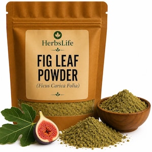 Könnte beinhalten: Ein brauner Papiersack mit Feigenblattpulver mit dem Text "FIG LEAF POWDER" und dem Markennamen "HerbsLife". Eine Holzschale und ein kleiner Haufen grünes Pulver befinden sich neben dem Beutel. Eine Feige und ein Feigenblatt sind im Vordergrund.
