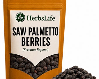 Puede incluir: Una bolsa vertical marrón que contiene bayas de palma enana americana secas de color marrón oscuro. La etiqueta muestra el texto HerbsLife, SAW PALMETTO BERRIES y (Serenoa Repens) con un logotipo circular. Un pequeño montón de bayas está frente a la bolsa.