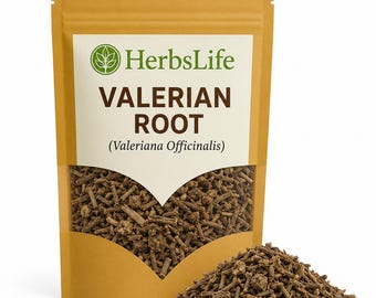 Puede incluir: Una bolsa de papel marrón con una ventana transparente que muestra raíz de valeriana. La bolsa tiene una etiqueta blanca con el texto "HerbsLife" y "VALERIAN ROOT (Valeriana Officinalis)". Un pequeño montón de raíz de valeriana está frente a la bolsa.