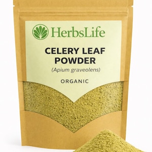 Puede incluir: Una bolsa de papel marrón con polvo de hojas de apio y una etiqueta verde claro. La etiqueta dice "HerbsLife" y "CELERY LEAF POWDER (Apium graveolens) ORGANIC". Un pequeño montón de polvo verde está delante de la bolsa.
