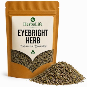 Op de afbeelding: Een bruine stazak met gedroogd ogentroostkruid. Het witte etiket bevat de tekst HerbsLife, EYEBRIGHT HERB en (Euphrasia Officinalis) met een groen bladicoon. Een doorzichtig venster toont het groene, textuurrijke gedroogde plantmateriaal.