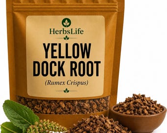 Puede incluir: Una bolsa de papel marrón de raíz de acedera amarilla (Rumex Crispus) con una ventana transparente, un cuenco de madera pequeño y una ramita de hojas verdes. El texto "HerbsLife" y "YELLOW DOCK ROOT" están impresos en la etiqueta.