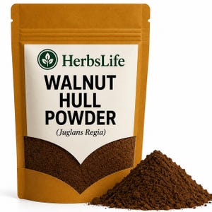 Peut inclure: Un sachet brun debout contenant de la poudre de brou de noix. L'étiquette blanche porte le texte HerbsLife, WALNUT HULL POWDER et (Juglans Regia) en noir et vert. Un tas de poudre brun foncé finement moulue se trouve devant le sachet.
