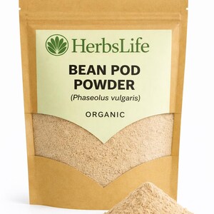 Puede incluir: Una bolsa marrón de HerbsLife Bean Pod Powder (Phaseolus vulgaris) con un pequeño montón de polvo delante. La bolsa tiene una etiqueta verde claro con el nombre de la marca y la información del producto. La palabra "ORGANIC" está impresa.