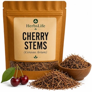 Puede incluir: Una bolsa de papel marrón con tallos de cereza con el texto "CHERRY STEMS" y "(Cerasus Avium)". Un pequeño cuenco de madera y un montón de tallos de cereza están junto a la bolsa. Dos cerezas y una hoja verde están delante de la bolsa.