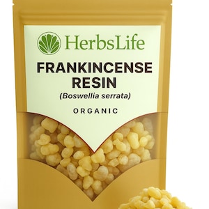 Puede incluir: Una bolsa dorada de resina de incienso orgánico de HerbsLife. La bolsa tiene una ventana transparente que muestra la resina en su interior. Hay un pequeño montón de resina delante de la bolsa. El texto de la bolsa dice "FRANKINCENSE RESIN (Boswellia serrata) ORGANIC".
