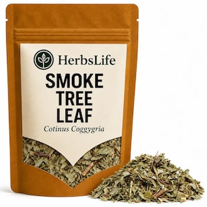 Pode incluir: Uma bolsa castanha com fecho contendo ervas secas e um rótulo branco com o texto HerbsLife, SMOKE TREE LEAF e Cotinus Coggygria. Uma janela transparente mostra as folhas e caules secos, com um monte das mesmas ervas ao lado.