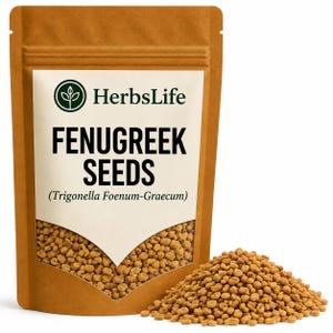 Pode incluir: Uma bolsa vertical castanha contendo sementes de feno-grego com um rótulo branco com o logótipo HerbsLife, o texto FENUGREEK SEEDS e o nome botânico Trigonella Foenum-Graecum. Um pequeno monte de sementes castanhas está à frente.