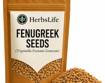 Puede incluir: Una bolsa vertical marrón que contiene semillas de alholva con una etiqueta blanca que muestra el logotipo de HerbsLife, el texto FENUGREEK SEEDS y el nombre botánico Trigonella Foenum-Graecum. Un pequeño montón de semillas está delante.