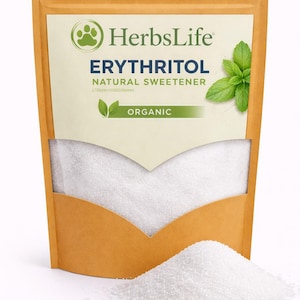 Puede incluir: Una bolsa de papel marrón con una etiqueta blanca con el texto "HerbsLife ERYTHRITOL NATURAL SWEETENER ORGANIC". La bolsa contiene edulcorante granular blanco, con un pequeño montón de edulcorante frente a la bolsa.