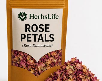 Op de afbeelding: Een bruine stazak met het label HerbsLife Rose Petals (Rosa Damascena) en een doorzichtig venster met gedroogde roze en bruinachtige rozenblaadjes. Een hoopje van dezelfde gedroogde rozenblaadjes ligt voor de zak op een witte achtergrond.