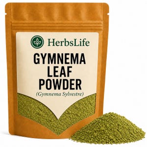 Könnte beinhalten: Ein brauner Standbeutel mit grünem Gymnema-Blattpulver. Das Etikett zeigt das HerbsLife-Logo, den Text GYMNEMA LEAF POWDER und den botanischen Namen Gymnema Sylvestre. Ein kleiner Haufen des feinen grünen Pulvers liegt vor dem Beutel.