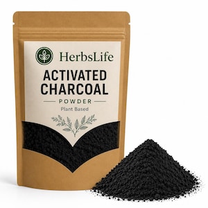 Può includere: Un sacchetto di carta marrone di carbone attivo in polvere con un'etichetta bianca che recita "HerbsLife ACTIVATED CHARCOAL POWDER Plant Based". Un piccolo mucchio di polvere nera è accanto al sacchetto.