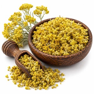 Peut inclure: Un bol en bois brun fonc&eacute; rempli de fleurs d'h&eacute;lichryse jaunes s&eacute;ch&eacute;es, accompagn&eacute; d'une pelle en bois assortie contenant davantage de ces m&ecirc;mes fleurs jaunes, avec un brin de fleurs d'h&eacute;lichryse jaunes fra&icirc;ches plac&eacute; derri&egrave;re le bol.
