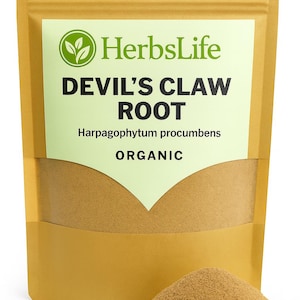 Pode incluir: Um saco castanho de Raiz de Garra do Diabo HerbsLife, com o nome científico Harpagophytum procumbens, e a palavra "ORGANIC" impressa na etiqueta. Uma pequena pilha do pó da raiz está em frente ao saco.