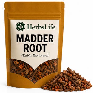 Könnte beinhalten: Ein brauner Standbeutel mit getrockneten Färberkrappwurzelstücken. Das weiße Etikett zeigt das HerbsLife-Logo, den Text MADDER ROOT und den botanischen Namen Rubia Tinctorum. Ein Haufen rotbrauner, holziger Wurzelfragmente liegt vor dem Beutel.