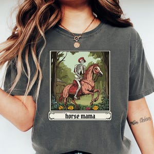 Cadeau Comfort Colors® pour amateur de chevaux, t-shirt pour amateur de chevaux, chemise de cheval gothique pour fille, cadeau western tendance, fille de cheval de carte de tarot, époque de fille de cheval