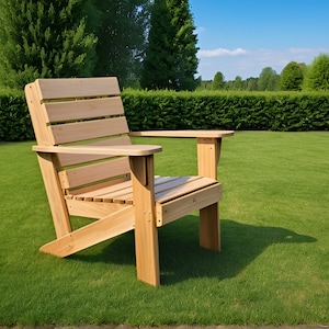 以下が含まれることがあります： 芝生の上に置かれた、スラット状の背もたれと肘掛けが付いた木製椅子。椅子は自然な木で作られており、素朴な外観をしています。